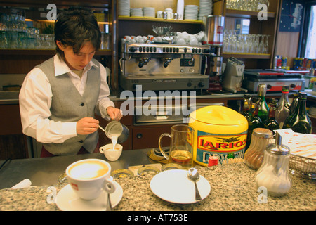 Servir le café dans un café de Venise Banque D'Images