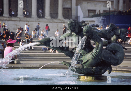 Fontaine des dauphins et sirène à Trafalgar Square London England UK Banque D'Images