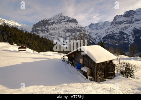 Chalet alpin en hiver avec le Wetterhorn derrière Banque D'Images