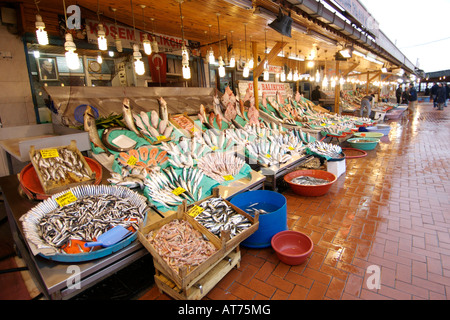 Le poisson frais à la vente à la marché de poisson de Kumkapi Istanbul, Turquie. Banque D'Images