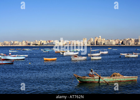 Skyline et bateaux de pêche dans l'Est de Port Alexandrie Egypte Banque D'Images