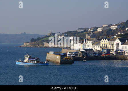 Le Falmouth Ferry St Mawes Quay sur une journée claire Winters Banque D'Images