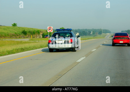 Voiture de police de l'état voyageant sur une autoroute Banque D'Images