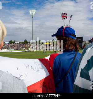 Des fans de l'Angleterre avec British les drapeaux sur son chapeau avec drapeau anglais dans la main Banque D'Images