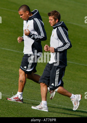 Les joueurs du Real Madrid Ronaldo et David Beckham lors d'une session d'entraînement de l'équipe de Valdebebas en Banque D'Images