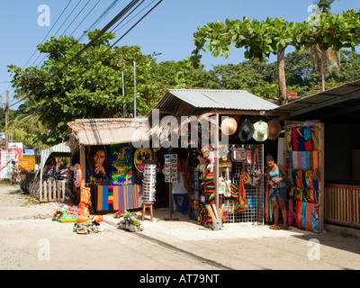 Costa Rica Côte Des Caraïbes Puerto Viejo de Talamanca magasins touristiques dans main street Banque D'Images