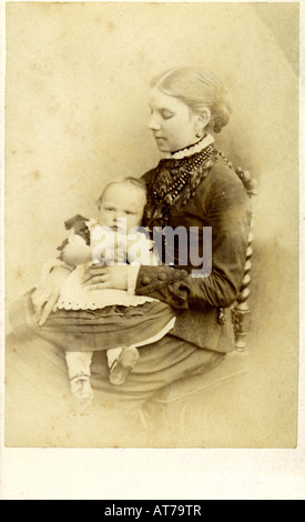 Victorian Carte de Visite photographie d'une jeune femme avec bébé Banque D'Images