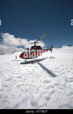 Hélicoptère à l'atterrissage sur la neige, une partie du grand tour à la découverte des glaciers du Mont Cook et du Tasmin, île du Sud, Nouvelle-Zélande Banque D'Images