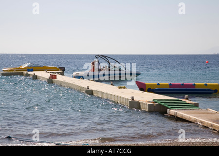 Sinaï Taba Egypte Afrique du Nord février un hors-bord de quitter la jetée de Red Sea Waterworld sur le golfe d'Aqaba Banque D'Images