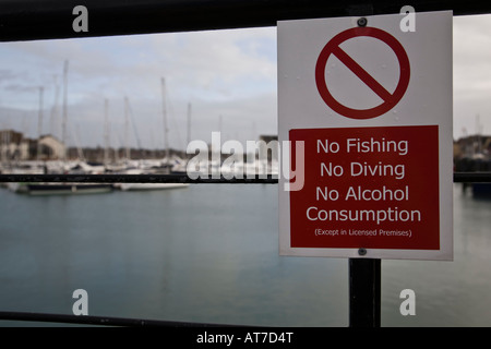 Un signe sur le quai de la Marina Ocean Village, Southampton, Hampshire, Angleterre. Banque D'Images