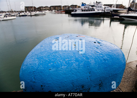 Un mouillage colorés bollard et chaîne sur le quai de la Marina Ocean Village, Southampton, Hampshire, Angleterre. Banque D'Images