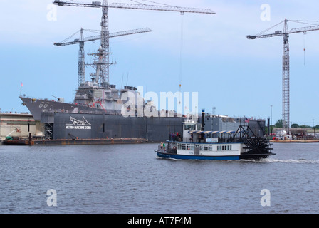 La classe Arleigh Burke destroyer USS Gonzalez en cale sèche au chantier naval et Elizabeth River Ferry à Norfolk Virginia USA Banque D'Images