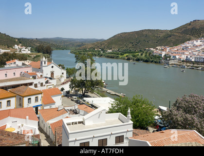 Le Portugal, l'Algarve, Alcoutim, le fleuve Guadiana et Sanlucar de Guadiana sur la rivière Spanish bank, du château Banque D'Images