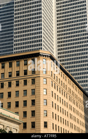 Nouveaux et anciens bâtiments au centre-ville de Montréal Québec Canada Banque D'Images