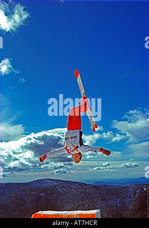 Homme ski de neige. Somersaulting. L'Australie. Victoria, Mount Buller. Banque D'Images