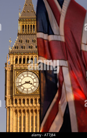 L'union flag en face de la tour de l'horloge de la chambre du parlement, dans le centre de Londres, Angleterre, Royaume-Uni. Banque D'Images