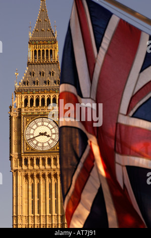 L'union flag en face de la tour de l'horloge de la chambre du parlement, dans le centre de Londres, Angleterre, Royaume-Uni. Banque D'Images