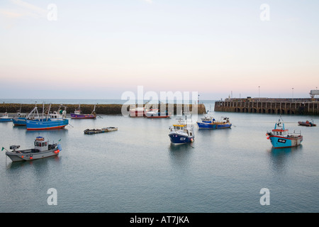 Les bateaux de pêche amarrés dans le port de Folkstone en soirée Banque D'Images