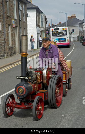 Un homme conduisant un modèle à l'échelle du moteur de traction à vapeur à travers les rues de hayle cornwall,sur 'Richard Trevithick' day Banque D'Images