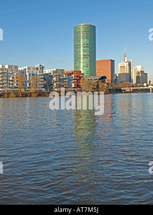 Rivière Main avec des constructions de logements modernes et de bureaux tour Westhafen Tower dans le western harbour Westhafen Frankfurt Banque D'Images