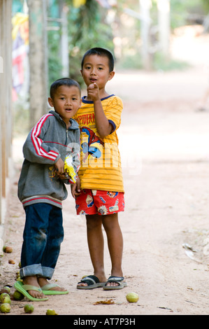 Les enfants dans le nord est de la Thaïlande l'Isan Banque D'Images