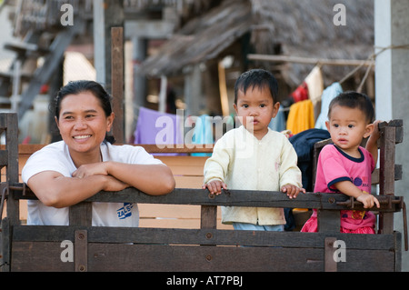 Femme et deux enfants dans le Nord Est de la Thaïlande l'Isan Banque D'Images