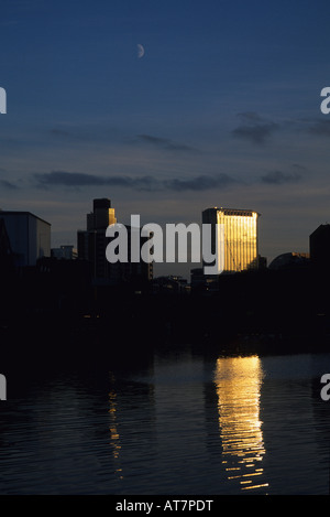 Les bâtiments de Londres reflètent dans canal Banque D'Images