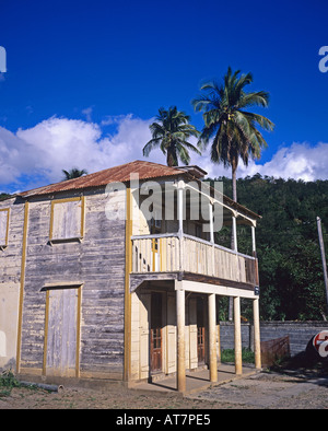 Maison en bois avec balcon créole, village de Deshaies, Guadeloupe, French West Indies Banque D'Images