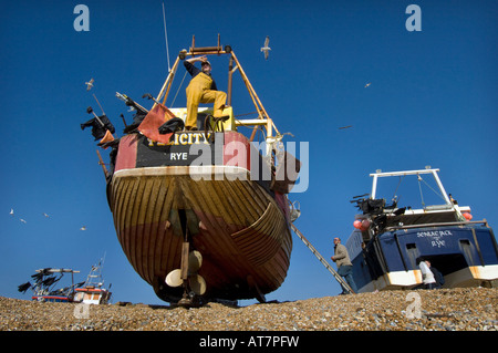 Les pêcheurs et les petits bateaux de pêche sur la plage de Hastings, Sussex, UK Banque D'Images