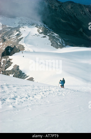 À la recherche de la neige à l'aide de pistes près du sommet du point Lenana sur le Mont Kenya Le Kenya Afrique de l'Est Banque D'Images