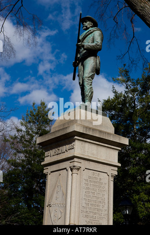 La statue d'un soldat confédéré est situé en face de l'Albemarle County Courthouse Historic Court Square à Charlottesville, VA Banque D'Images