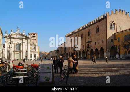 Mantoue Piazza Sordello et palais ducal Banque D'Images