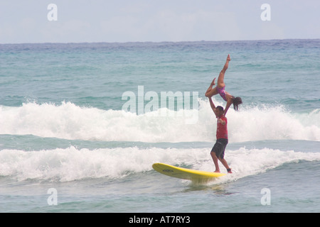 Surf Tandem à Waikiki Hawaii Banque D'Images