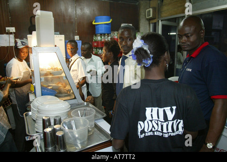 À Lagos de nombreuses personnes sont infectées par le virus du sida VIH. D'activistes se jusqu'à l'accès gratuit aux médicaments ARV Banque D'Images