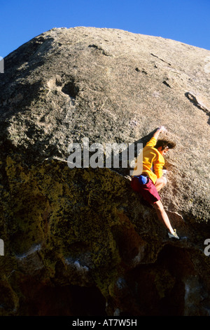 Rock climber bouldering dans l'Est de la Sierra, Buttermilks près de Bishop Californie Banque D'Images