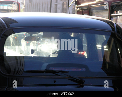 London taxi cab sur un bel après-midi ensoleillé le Strand London England UK Go Voyages Europe de l'UE Banque D'Images