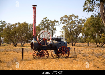 Moteur à vapeur anciens abandonnés dans un enclos dans l'arrière-pays australien Banque D'Images