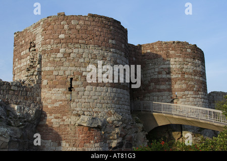 Demeure en ruine de château 11ème siècle Norman Stafford Staffordshire en Angleterre, avec ciel bleu Banque D'Images