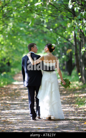 Le portrait d'une jeune mariée et le marié après leur cérémonie de mariage La mariée porte une robe de mariée blanche traditionnelle un Banque D'Images