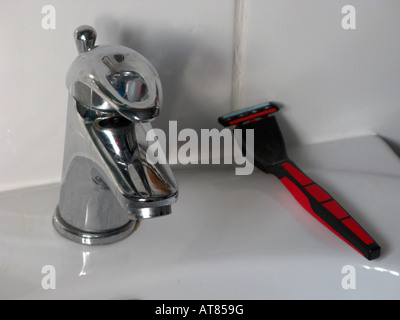 Une salle de bains moderne avec mitigeur lavabo blanc de blanc et mans razor Belfast Banque D'Images