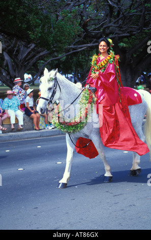 Woman leis et une jupe traditionnelle enveloppée, ou pa'u, promenades à cheval dans la Parade Festivals Aloha Banque D'Images