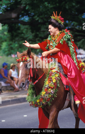 Woman leis et une jupe traditionnelle enveloppée, ou pa'u, promenades à cheval dans la Parade Festivals Aloha Banque D'Images