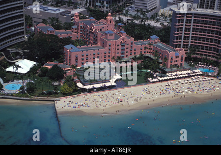 Vue aérienne de la Royal Hawaiian Hotel sur la plage de Waikiki. L'hôtel, construit sur le site de la maison d'été de la Banque D'Images