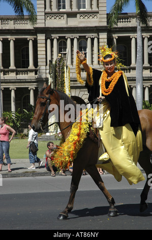 Pa'u coureur au Roi Kamehameha Day Parade annuelle. La première règle pour unir toutes les îles est de rappeler chaque 11 juin. Banque D'Images