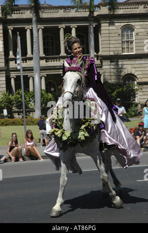 Pa'u coureur au Roi Kamehameha Day Parade annuelle. La première règle pour unir toutes les îles est de rappeler chaque 11 juin. Banque D'Images