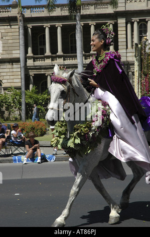 Pa'u coureur au Roi Kamehameha Day Parade annuelle. La première règle pour unir toutes les îles est de rappeler chaque 11 juin. Banque D'Images