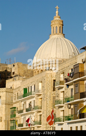 Maisons typiques et d'un balcon de l'église des Carmélites La Valette Malte Banque D'Images