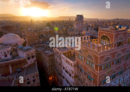 L'architecture unique du patrimoine mondial de l'Unesco Ville de Sanaa au Yémen, au coucher du soleil Banque D'Images