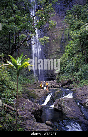Les randonneurs reste près de chutes Hanakapiai, accessible par un sentier à côté Kalalau Trail sur la côte de Na Pali de Kauai Banque D'Images