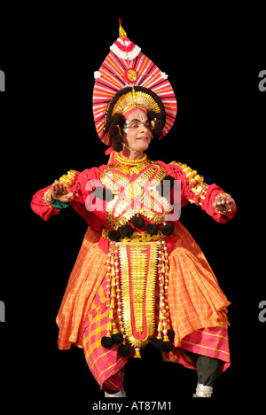 Costume de danse festival hindou droit platt fields park artiste danseur de Kathakali environnement ethnique Inde Kerala Banque D'Images